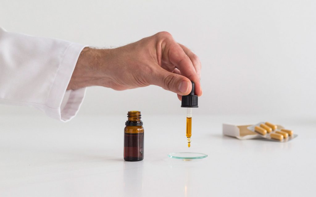 CBD, Kenevir bitkisinde bulunan, psikoaktif etkisi olmayan temel kannabinoid bileşiğidir.