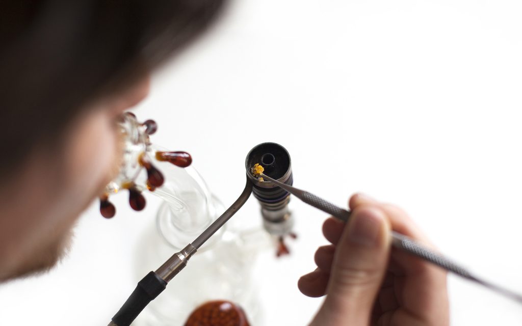 Dab rig (Dab düzeneği) kenevir konsantrelerini içmek için kullanılan özel su borusu, sulu pipodur.
