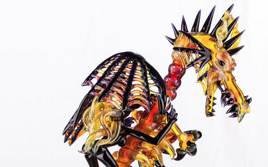 Heady glass, sanatsal esrar içme ekipmanları.