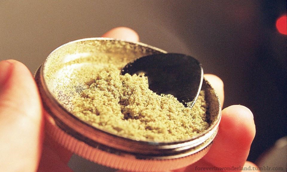Kief, kenevir bitkisinin trikumlarından elde edilen reçine tozudur.