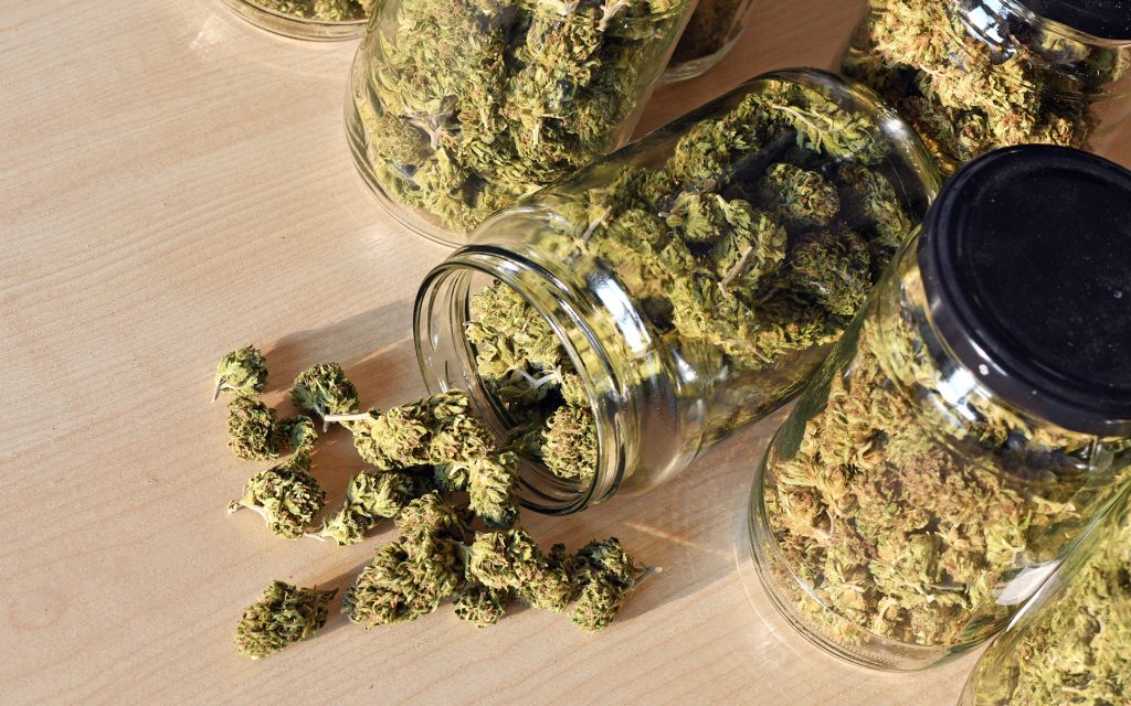 Pot (ot), esrar/kenevir için kullanılan ve 1930'larda popülerlik kazanan argo bir terimdir.