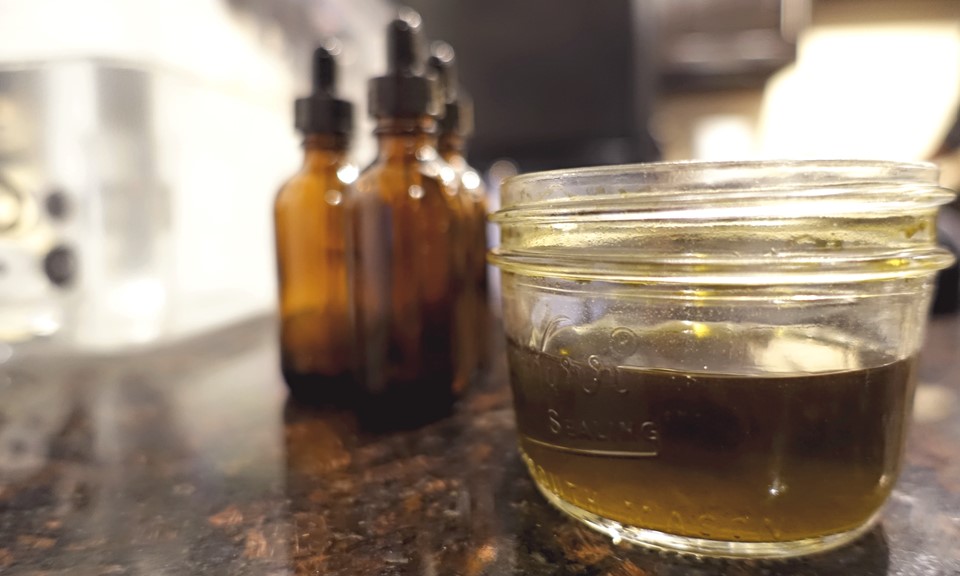Tincture (Tantür) Dil altından emilen veya yutularak tüketilen, kenevirle infüze edilmiş sıvı.