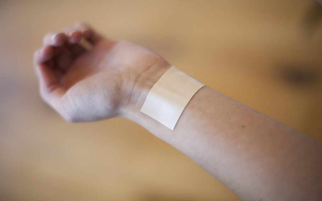 Transdermal emilim, ilacı yutmak veya solumak yerine cilt yoluyla vücuda almanın bir yoludur.