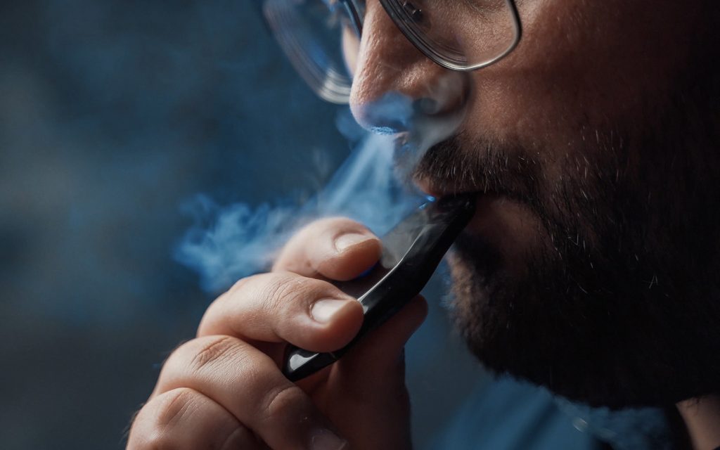 Vape (Buharlaştırma), vape kalem, dab düzeneği veya e-nailden kenevir buharını solumaktır.